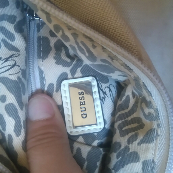 Geuss like hand bags guc - Picture 5 of 6